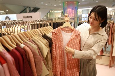 [포토] 롯데백화점 광주점 '주름 옷 팝업 매장' 운영