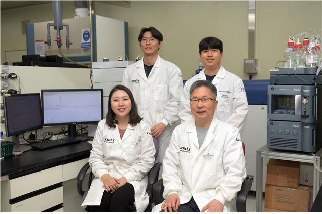 DNA 손상 조각 초고감도 분석 플랫폼 개발 연구진. 앞줄 좌측부터 시계방향으로 권하정 KRISS 책임연구원, 김근회 UST 학생연구원, 김영민 UST 학생연구원, 최준혁 KRISS 책임연구원. KRISS 제공