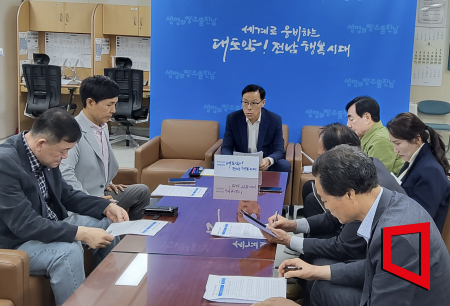 강효석 전남 행정통합실무준비단장이 지난 12일 오전 전남도청에서 전남광주통합특별시 자치법규 정비 및 입법예고 관련 회의를 진행하고 있다. 심진석 기자