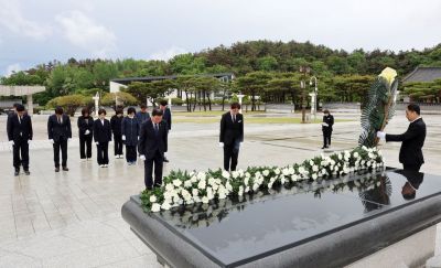 전남 화순군의회는 지난 12일 광주광역시 북구에 위치한 국립 5·18민주묘지를 찾아 참배했다. [사진제공=화순군의회]