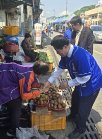 후보등록을 공식화하고 민생행보에 나선 공영민후보, 공영민 후보캠프 제공