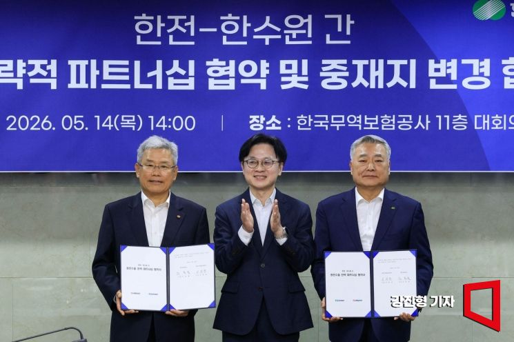 김정관 산업통상부 장관(가운데)이 14일 서울 종로구 무역보험공사에서 열린 '한전-한수원, 원전수출 전략적 파트너십 협약 및 중재지 변경 협약 체결식'에 참석해 협약 당사자인 김동철 한국전력공사 사장(왼쪽), 김회천 한국수력원자력 사장과 함께 기념촬영 하고 있다. 2026.5.14 강진형 기자