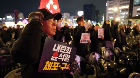 지난 2024년 12월 5일 오후 7시부터 광주 5·18민주광장에서 진행된 2차 총궐기대회에서 한 시민이 손펫말을 들고 윤석열 퇴진을 촉구하고 있다. 송보현 기자