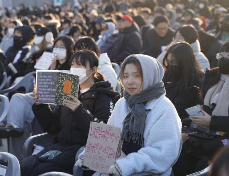 지난 2024년 12월 8일 5.18민주광장에서 열린 시민 5차 총궐기대회에 참석한 한 시민이 직접 만든 손팻말을 들고 있다. 송보현 기자