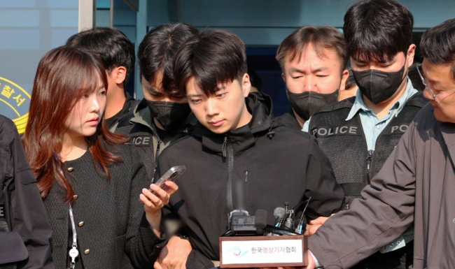 살인·살인미수 혐의를 받는 장윤기씨(23)가 14일 오전 광주 서부경찰서에서 검찰로 송치되고 있다. 연합뉴스