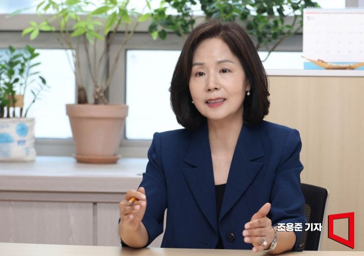 이영숙 한국여성공인회계사 회장이 서울 반포 사무실에서 아시아경제와 인터뷰 하고 있다. 조용준 기자