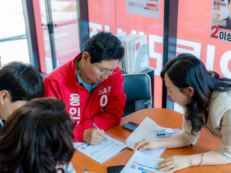 이상일 후보가 14일 ㈔법인 용인시어린이집연합회(회장 이명금) 임원진들과 간담회를 갖고 있다. 이상일 후보 제공