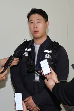 최승호 초기업노동조합 삼성전자 지부 위원장이 지난 11일 정부세종청사 중앙노동위원회 제1조정회의실에서 열리는 사후조정회의에 참석하며 취재진에게 입장을 밝히고 있다. 연합뉴스