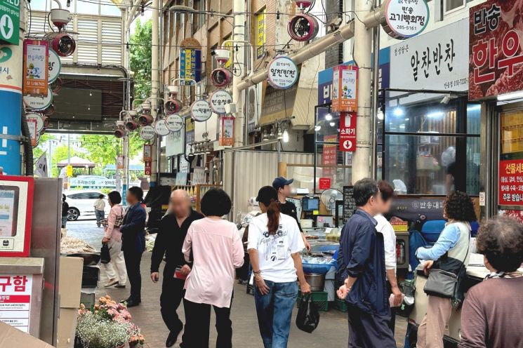 14일 경남 창원 반송시장에서 시민들이 지나가고 있다. 이성민 기자