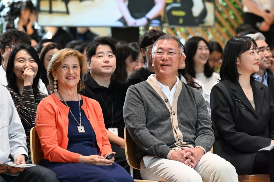 정의선 현대차그룹 회장이 14일 서울시 서초구 현대자동차그룹 양재 사옥에서 열린 사옥 로비 리노베이션 행사에 참석해 있다. 정 회장의 왼쪽은 글로벌 건축·인테리어 디자인 기업 스튜디오스 아키텍쳐(Studios Architecture) 소속으로 로비 공간 컨셉 설정과 디자인을 담당한 알렉산드라 빌레가스 산느(Alexandra Villegas Sanne) 디자인 디렉터. 연합뉴스
