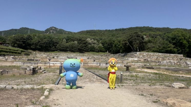 포천시가 지난 14일 양주시와 함께 '포천 한탄강 봄 가든페스타'와 양주 회암사지의 유네스코 세계유산 등재 추진을 알리기 위한 공동 홍보 촬영을 진행했다. 포천시 제공했다. 포천시 제공