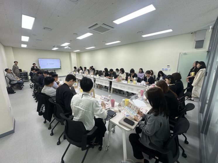 이천시가 지난 14일 한국폴리텍대학 반도체융복합센터에서 '반도체기업협의체 실무간담회'를 개최하고 있다. 이천시 제공