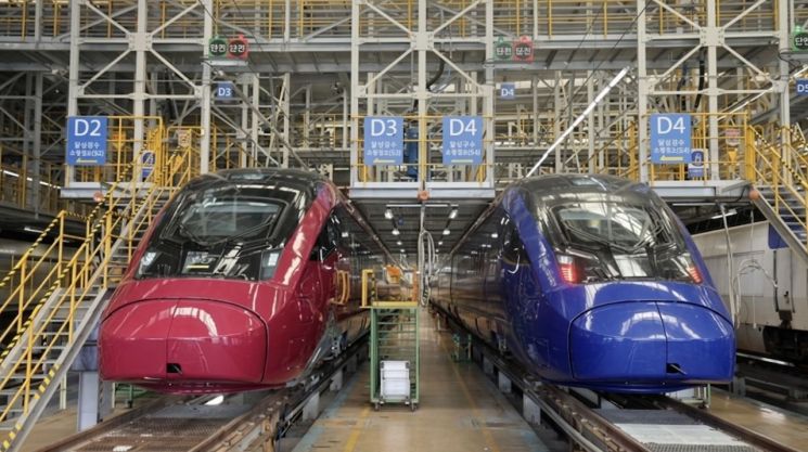14일 광주 호남철도차량기지에 SRT EMU 320과 KTX-청룡과 정차돼있다. 코레일 제공