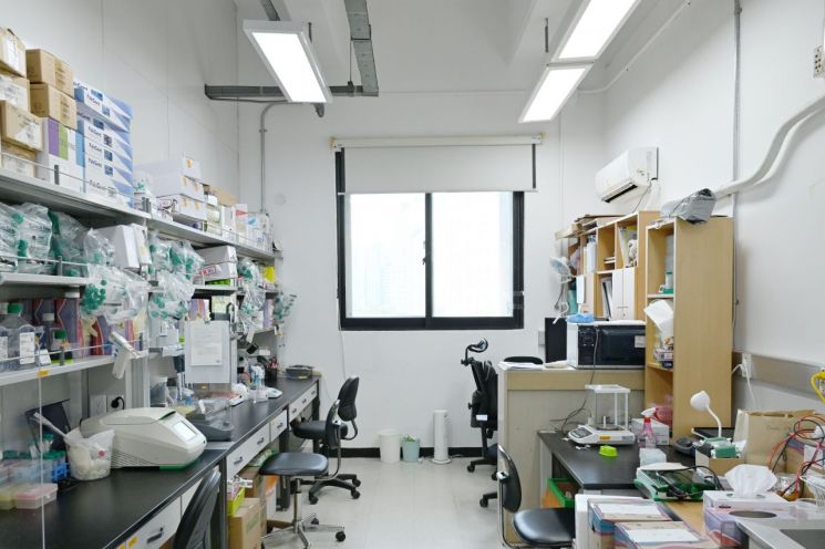 지방의 한 대학 연구실 모습. 박사과정 진학 감소와 산업계 쏠림이 이어지면서 일부 연구실에서는 대학원생 충원 자체가 어려워지고 있다는 목소리가 나온다. 김종화 기자