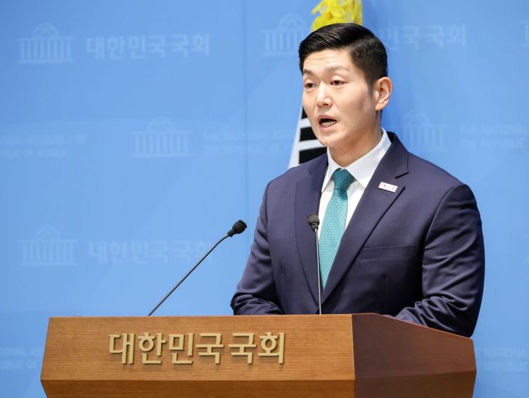 국민의힘 김재섭 의원이 13일 국회 소통관에서 기자회견을 열고 더불어민주당 정원오 서울시장 후보의 폭행 전과와 관련한 내용을 밝히고 있다. 연합뉴스
