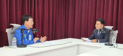 장관호 전남광주통합특별시 교육감 후보(왼쪽)가 15일 광주 북구 엠에스엘 스튜디오에서 진행된 김우관의 세상만사 '통합의 시대, 전남광주 교육의 길을 묻다'에서 핵심 공약과 정책에 대해 설명하고 있다. 민찬기 기자