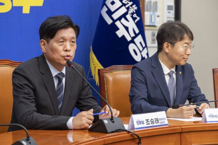 더불어민주당 중앙당 총괄선대본부장인 조승래 사무총장이 15일 국회에서 열린 기자간담회에서 선거 관련 발언을 하고 있다. 연합뉴스