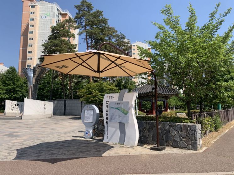 광명시가 15일부터 오는 9월 30일까지를 폭염 대응 추진기간으로 정하고 '2026년 폭염 대응 종합대책'을 추진한다. 그늘막 설치. 광명시 제공