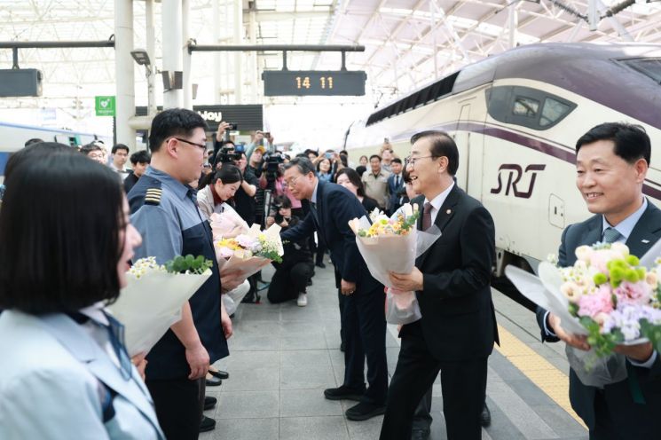 [포토]국토부장관, KTX·SRT 시범 중련운행 현장격려