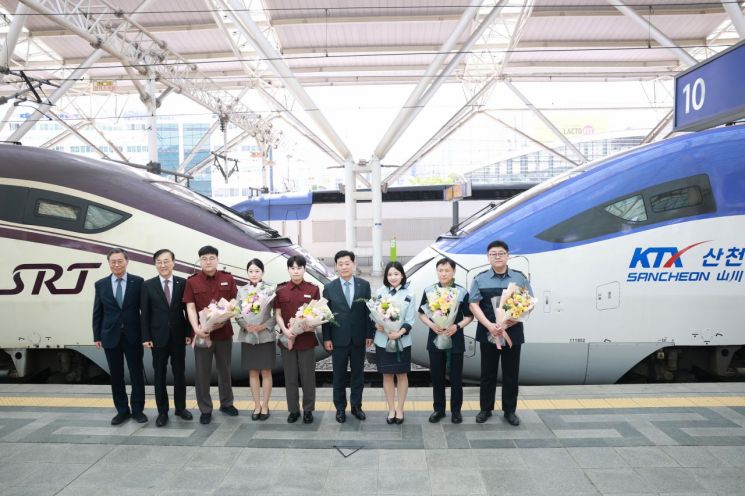 [포토]국토부장관, KTX·SRT 시범 중련운행 현장격려