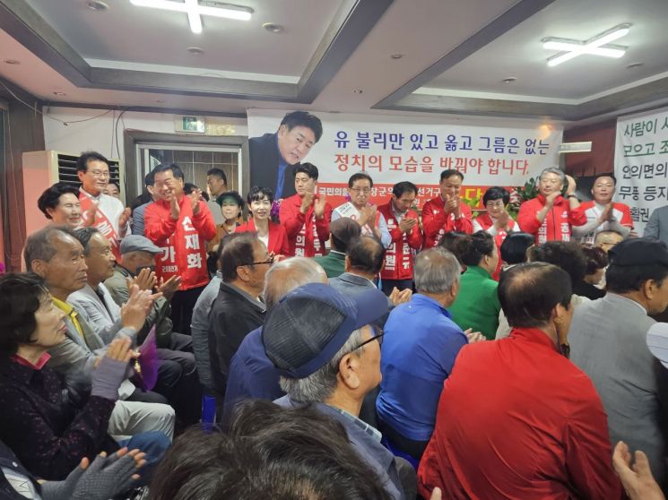 [사진 제공=최순경기자] 개소식에서 국민의힘 관계자와 당원, 지역 주민 등이 참석해 신중양 후보의 출마를 축하하며 지방선거 승리를 위한 결의를 다졌다