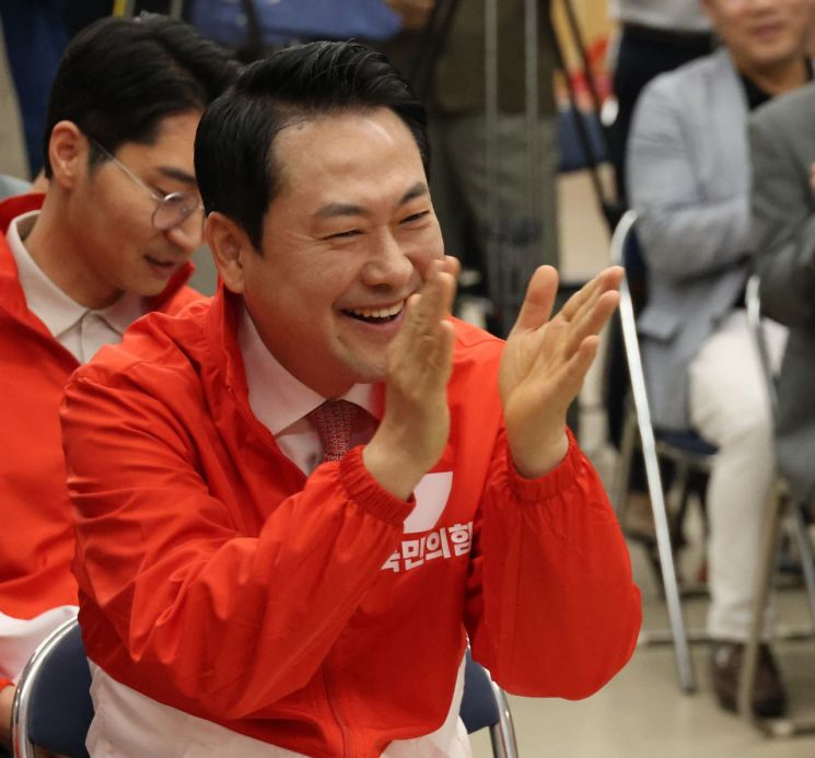 장동혁 국민의힘 대표가 16일 전북 전주시 완산구 국민의힘 전북도당에서 열린 전북 선거대책위원회 발대식 및 필승결의대회에서 손뼉을 치며 활짝 웃고 있다. 연합뉴스