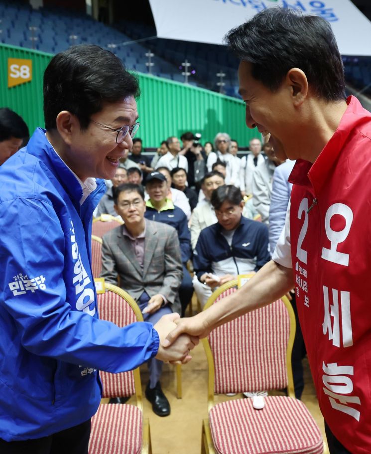 더불어민주당 정원오 서울시장 후보와 국민의힘 오세훈 서울시장 후보가 16일 서울 잠실 실내체육관에서 열린 2026서울시민체육대축전에서 악수를 하고 있다. 연합뉴스