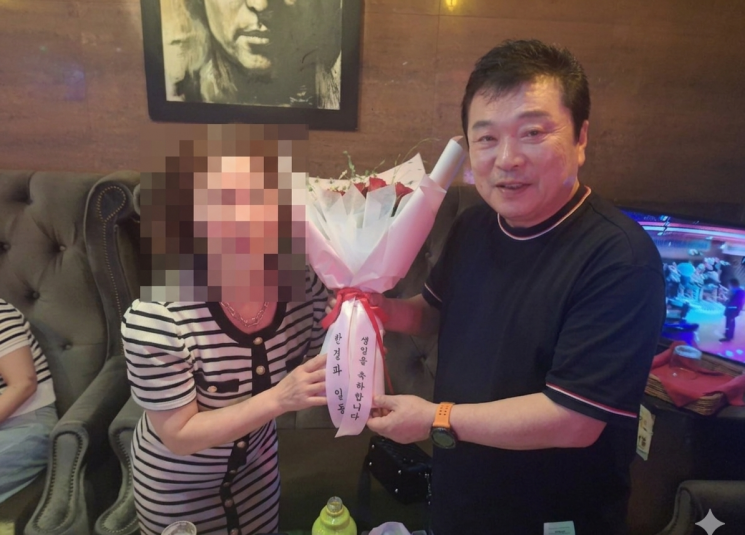 고객의 생일을 축하하며 정성을 담은 선물을 전달하는 모습.