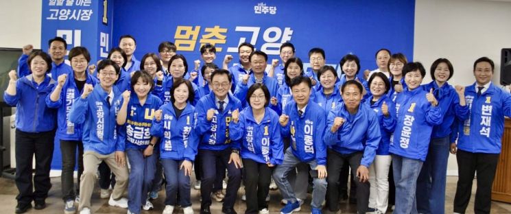민경선 고양시장 후보(더불어민주당)가 16일 일산동구 센트럴프라자 선거사무소에서 열린 선거대책위원회 발대식을 개최하고 있다. 민경선 후보 제공