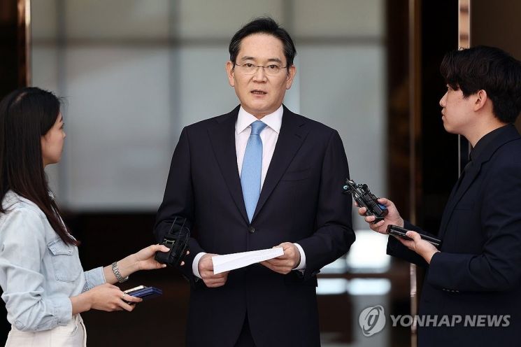 일본 출장을 마치고 귀국한 이재용 삼성전자 회장이 16일 서울 김포비즈니스항공센터(SGBAC)에서 입장문을 읽고 있다. 연합뉴스.
