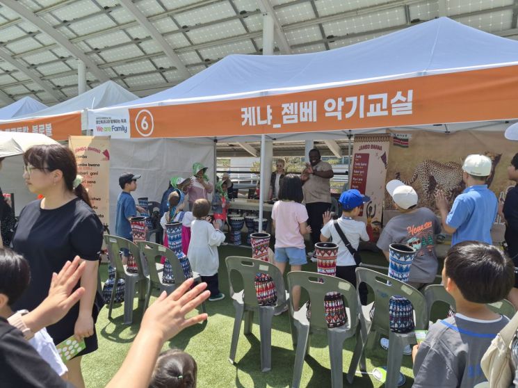 용인특례시가 16일 시청 광장에서 ‘제19회 세계인의 날’을 기념해 다문화 축제를 개최하고 있다. 용인시 제공