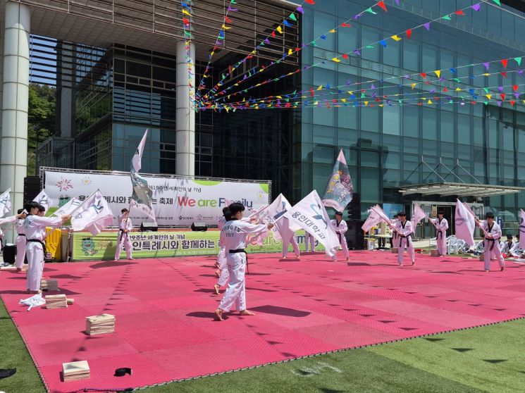 용인대 태권도학과 학생들이 16일 시청에서 열린 ‘제19회 세계인의 날’ 기념 다문화 축제에서 태권도 공연을 선보이고 있다. 용인시 제공