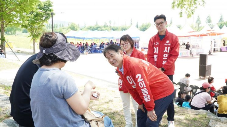 유채꽃 축제장 푸드코트 현장을 찾은 이동환 후보. 이동환 후보 제공