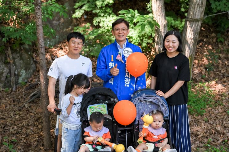 현근택 더불어민주당 용인시장 후보가 16일 후보 등록 후 맞은 첫 주말 동안 용인시 곳곳을 방문하며 현장의 생생한 목소리를 듣는 '민심 청취 투어'에 나섰다. 현근택 후보 제공
