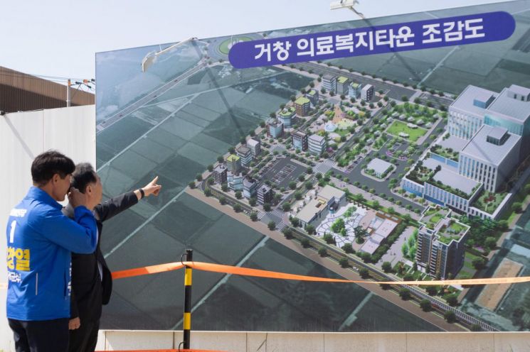 [사진 제공=최창열 후보 선거사무실] 민주당 최창열 거창군수 후보와 국회 기획재정위원회 재정경제기획위원회 간사인 정태호와 함께 거창 의료복지타운 현장을 방문해 조감도를 보고 있다.