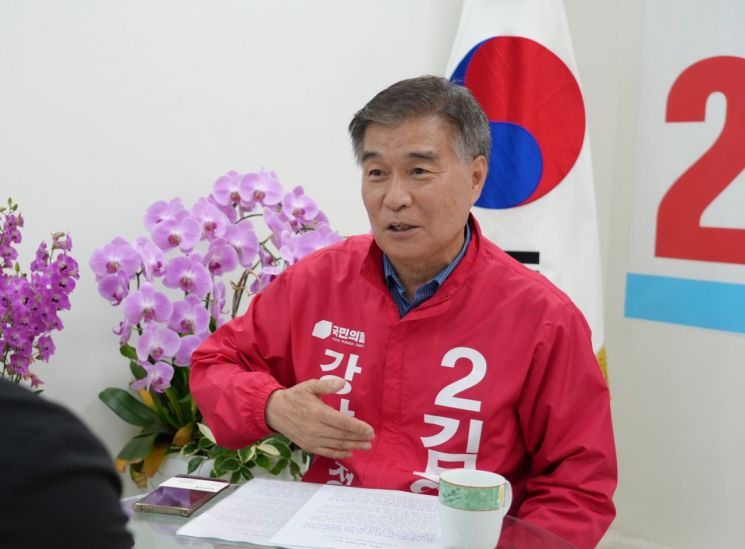 김현기 강남구청장 후보가 인터뷰에서 주요 공약에 대해 설명하고 있다. 선거사무소 제공.