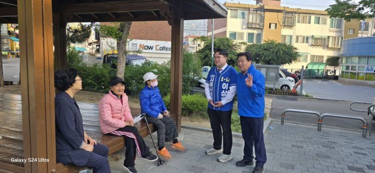 임병택 시장이 이상훈 시의원 후보와 함께 주민들의 애로사항을 청취하고 있다. 임병택 후보 페이스북 홈페이지 캡처