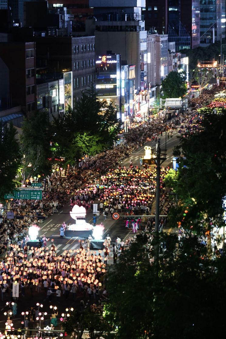 부처님오신날을 앞둔 16일 서울 종로구 흥인지문에서 조계사까지 2026 연등행렬이 펼쳐지고 있다. 연합뉴스