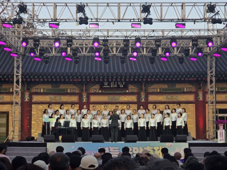 2026 화성특례시 연등음악축제를 찾은 시민들을 향해 합창단원들이 아름다운 화음으로 감동적인 무대를 선사하고 있다. 화성시 제공