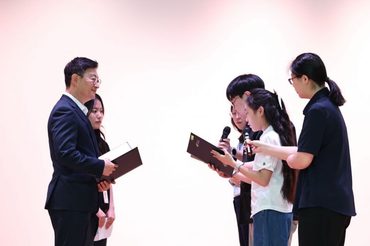 지난 16일 다원이음터에서 열린 ‘2026학년도 화성시인재육성재단 영재교육원 입학식’에서 학생 대표가 입학 선서를 하고 있다. 화성시 제공