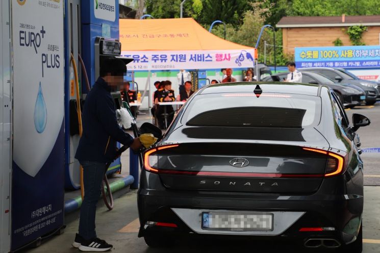 지난 12일 전남 목포시 한 셀프주유소에서 장애인 등 교통약자의 주유를 돕는 시연 행사가 열리고 있다. 연합뉴스.