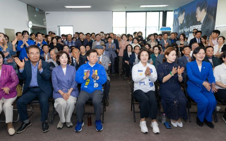 박승원 광명시장 후보(더불어민주당)가 지난 16일 광명시 하안동에서 선거사무소 개소식을 열고 있다. 박승원 후보 제공
