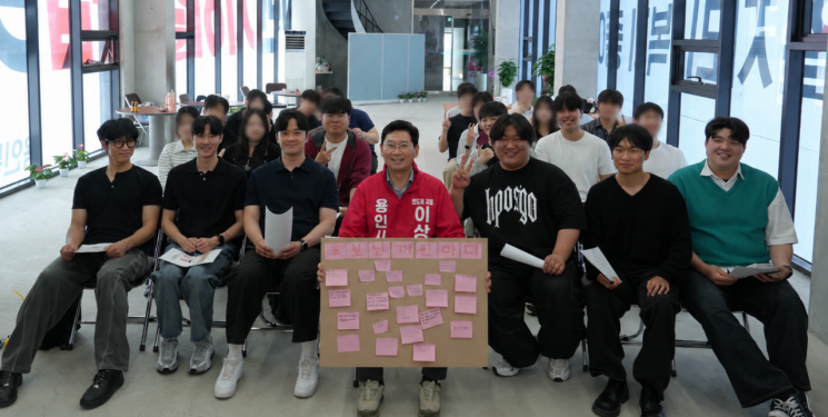 이상일 용인특례시장 후보(국민의힘)가 17일 기흥구 마북동 선거사무소에서 열린 용인 지역 대학생들과의 소통간담회를 개최하고 있다. 이상일 후보 제공