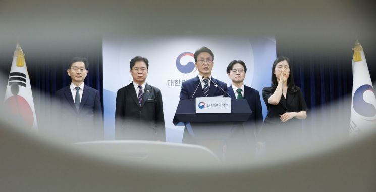 김민석 국무총리가 17일 서울 종로구 정부서울청사에서  삼성전자 파업 관련 대국민 담화를 하고 있다. 연합뉴스