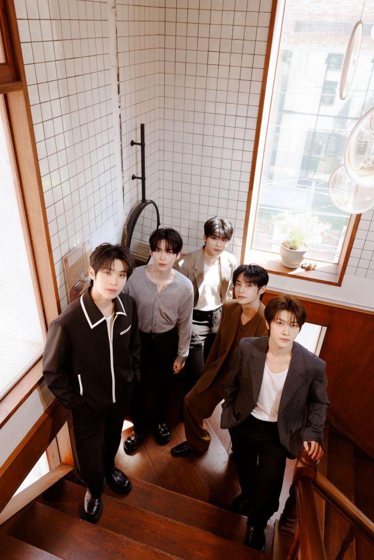 제로베이스원이 15일 서울 강남구 역삼동 한 카페에서 인터뷰에 임하고 있다. 웨이크원 제공