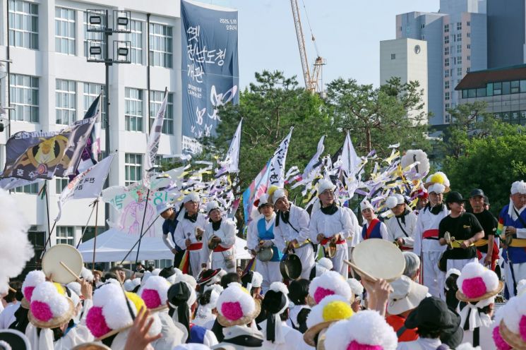 5·18 민주화운동 46주기를 하루 앞둔 17일 광주 동구 옛 전남도청 앞 5·18민주광장에서 전야제가 열리고 있다. 연합뉴스