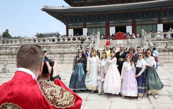 1일 서울 경복궁에서 외국인 관광객들이 한복을 입고 기념촬영을 하고 있다. 연합뉴스
