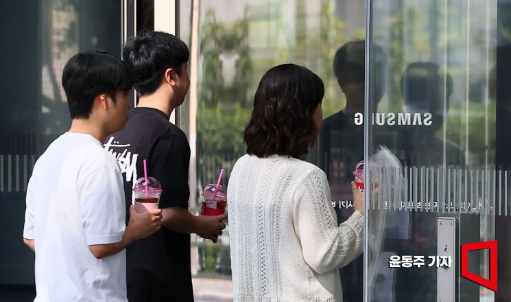 삼성전자 노사의 중앙노동위원회(중노위) 2차 사후조정 회의가 예고된 18일 서울 서초구 삼성전자 사옥으로 직원들이 분주히 움직이고 있다.  윤동주 기자