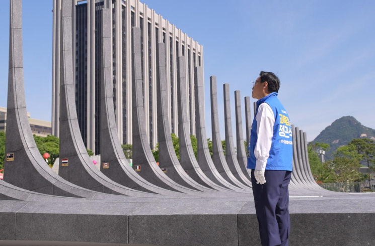 Jeong Geunsik, candidate for Seoul Superintendent of Education, is publicly urging the demolition in front of the "Garden of Gratitude" sculpture installed at Gwanghwamun Square in Seoul on the 18th.