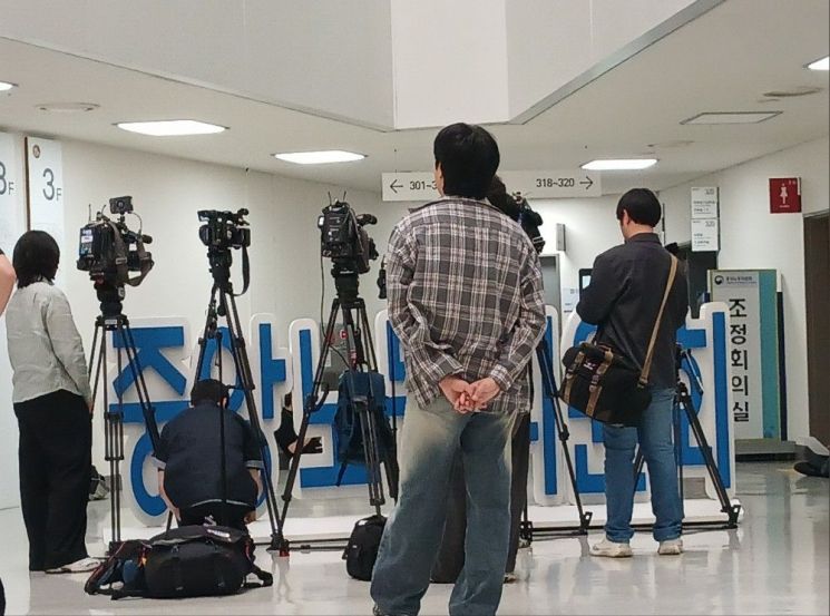 삼성전자 노사가 18일 정부세종청사 중앙노동위원회에서 2차 사후조정 회의에 나섰다. 아시아경제